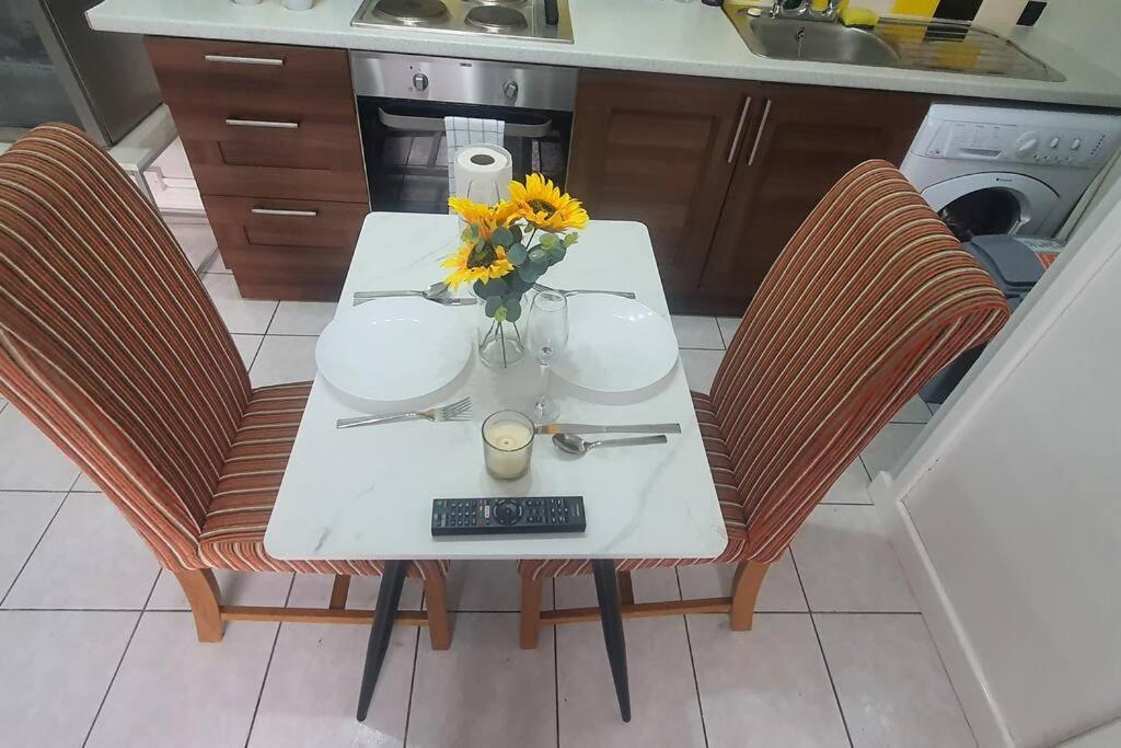 Lister Park Bradford Stylish 1Bed Coach House - Quiet & Tranquil Cottage & Parking ภายนอก รูปภาพ