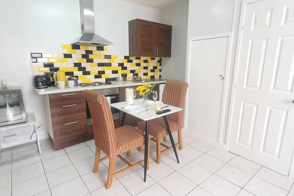 Lister Park Bradford Stylish 1Bed Coach House - Quiet & Tranquil Cottage & Parking ภายนอก รูปภาพ